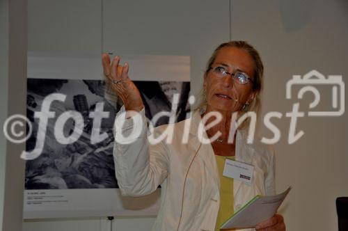 Blickpunkt Afghanistan: Journalismus in Krisengebieten: Podiumsdiskussion aus Politik/Recht und Medien/Kommunikation. Der Fotograf Zalmaï Ahad präsentiert seinen in Zusammenarbeit mit Reporter ohne Grenzen (Sektion Schweiz) entstandenen neuen Fotoband mit Bildern aus Afghanistan. Im Anschluss diskutieren, unter der Leitung von Roy Oppenheim, Ulrich Tilgner, Eric Gujer und Albert A. Stahel über die eingeschränkte Unabhängigkeit von Journalismus in Krisengebieten.Focus Press freedom in Afghanistan and conflict areas around the world: a plenum-discussion organised by „Reporter ohne Grenzen“, with war-photographer Zalmaï Ahad in Zürich at NZZ with Roy Oppenheim, Ulrich Tilgner, Eric Gujer und Albert A. Stahel about the difficult situation for war-reporters and photographers. 