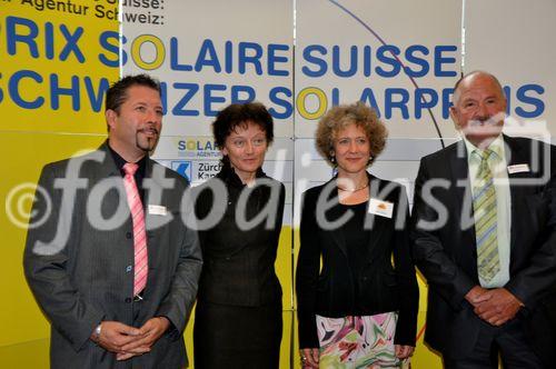 Die Gewinner des Schweizer Solarpreises wurden mit Bundesrätin Evelyne Widmer-Schlumpf und Zürichs neu gewählter Stadtpräsidentin Corine Mauch abgelichtet. 