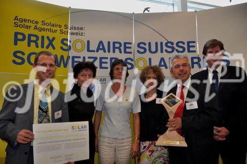 Bundesrätin Eveline Widmer-Schlumpf und Zürichs neu gewählte, grüne Stadtpräsidentin Corine Mauch ehren die Gewinner des Solarpreises der Solar-Agentur in Zürich