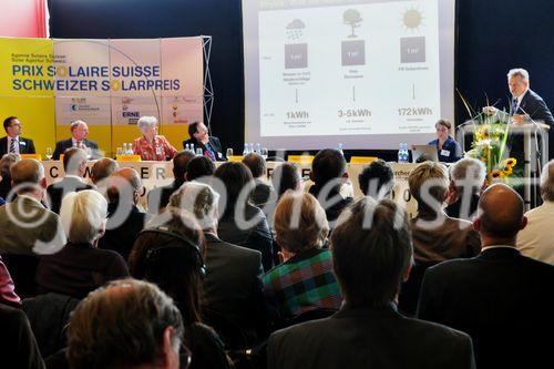 André Biland, Dr. Stefan Novak, Prof. Dr. Wolfgang Palz, Liselotti Illi, Dr. Eugen David, Corine Mauch, Gallus Cadonan, Dr. E. Schmid und Bundesrätin Elevine Widmer Schlumpf waren die Referentinnen, die den Gewinnern des Solarpreis der Solar-Agentur Schweiz in den Messehallen von Zürich ehrten.