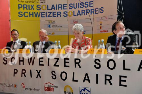 André Biland, Dr. Stefan Novak, Prof. Dr. Wolfgang Palz, Liselotti Illi, Dr. Eugen David, Corine Mauch, Gallus Cadonan, Dr. E. Schmid und Bundesrätin Elevine Widmer Schlumpf waren die Referentinnen, die den Gewinnern des Solarpreis der Solar-Agentur Schweiz in den Messehallen von Zürich ehrten.