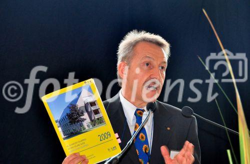 Gallus Cadonau, Geschäftsleiter der  Solar-Agentur Schweiz, vergab die Solarpreise im Beisein von Bundesrätin Evelyne Widmer-Schlumpf und Zürichs Stadtpräsidentin Corine Mauch in der Messehalle von Zürich