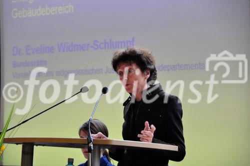 Publikums-Grossandrang zur Schweizer Solarpreis-Verleihung in der Messe Zürich beim Referat der Bundesrätin Evelyne Widmer-Schlumpf und Zürichs Stadtpräsidentin Corine Mauch sowie viele Professoren und Ingenieure. The swiss solarship-award ceremony is packed with people, the audience is listening tot he words oft he swiss chancellor Evelyne Widmer Schlumpf, Solaragentur, 