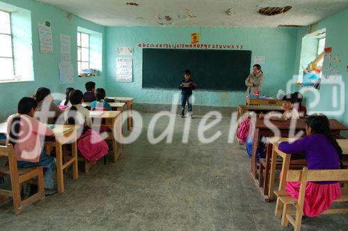 Bildung in den Anden: Schulunterricht mit minimalsten Mitteln in den Anden bei Cachamarca und Namora: Education in the andines: school with very limited infrastructure