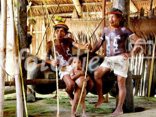 Die Kriegsbemalung allein reicht nicht aus, um die peruanische Regierung und ausländische Konzerne an der Ausbeutung der Amazonas-Resourcen zu hindern. Perus Umweltminister schiebt die Schuld an den eskalierenden Konflikten aber den Umweltaktivisten zu.