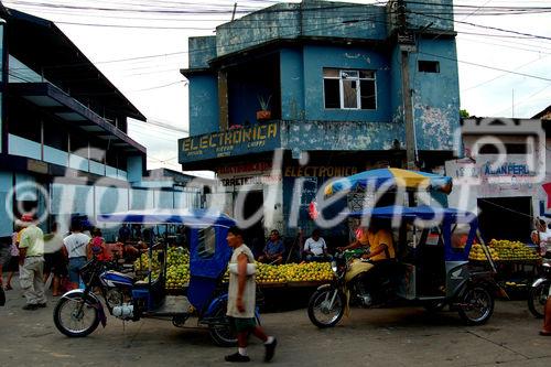 Peru, Amazonas-Departement Loreto, Stadt Iquitos, Strassenhandel, Markt, Personen, Verkauf, Handel, Armut, Früchte, Gemüse, Verkehr,

Peru, Amazonas-Department Loreto, Iquitos-City, Streetmarket, Trade, People, Nutrition, Food, Poverty, vegetable; fruits; poverty; traffic
