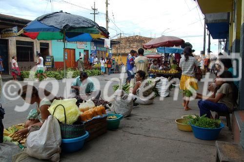 Hartes Los: Strassenverkäufer in Iquitos im Amazonas von Peru