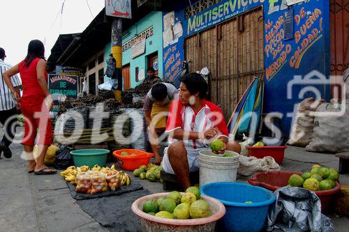 Peru, Amazonas-Departement Loreto, Stadt Iquitos, Belen,Hafenquartier, Strassenhandel, Markt, Personen, Verkauf, Handel, Armut, Früchte, Gemüse, Verkehr, Bananen

Peru, Amazonas-Department Loreto, Iquitos-City, Belen near the port, streetmarket, trade, people, nutrition, food, poverty, vegetable; fruits; bananas
