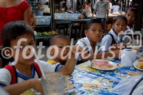 Die Ernährung für viele peruanische  Kinder ist selten üppig oder so gesund und ausgewogen, wie in Europa. Auch krippen fehlen gänzlich. 