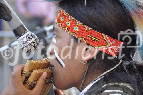 Peruanischer Indio-Musiker bei Protesten gegen die Regierungspolitik und Ausbeutung des Amazonasgebietes