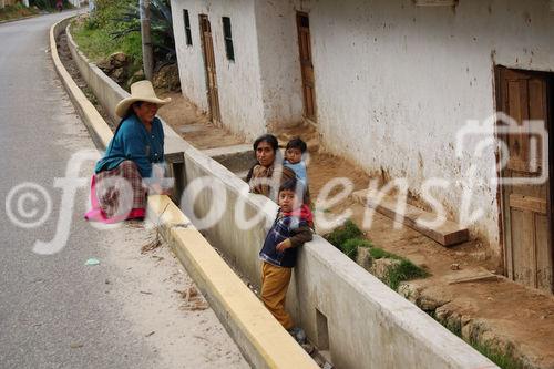 Ein Leben am Rande der Strasse und mitten in der weitverbreiteten Armut: Peruanische Bauern-Frauen und Kinder an der Strasse. Peru indo farmer women with children meeting each other along the street