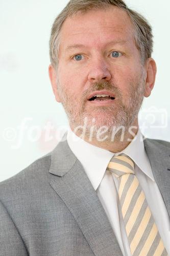 (C)fotodienst/Anna Rauchenberger -  Wien, am 25.08.2009 - Eine thermische Sanierung bedeutet aktiven Klimaschutz. Mit der kostenlosen Internetsoftware SanierungsCheck.at stellt die s Bausparkasse Interessenten ein beispielloses Onlineservice zur individuellen Berechnung des Sanierungsbedarfs für das Eigenehim zur Verfügung. FOTO: Mag. Ernst Karner, Vorstandsdirektor