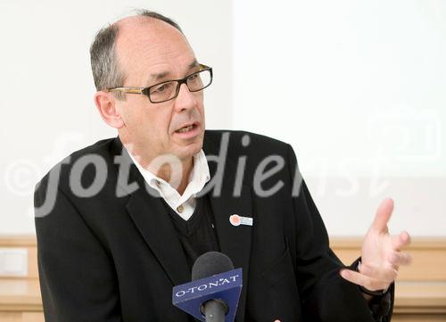 (C)fotodienst/Anna Rauchenberger -  Wien, am 25.08.2009 - Eine thermische Sanierung bedeutet aktiven Klimaschutz. Mit der kostenlosen Internetsoftware SanierungsCheck.at stellt die s Bausparkasse Interessenten ein beispielloses Onlineservice zur individuellen Berechnung des Sanierungsbedarfs für das Eigeneheim zur Verfügung. FOTO: Prof. Dr. Peter A. Bruck, Ph. D., Chairman of the Board, World Summit Award, ICNM, International Center for New Media