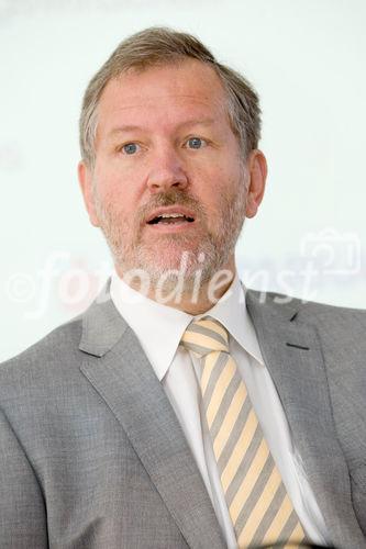 (C)fotodienst/Anna Rauchenberger -  Wien, am 25.08.2009 - Eine thermische Sanierung bedeutet aktiven Klimaschutz. Mit der kostenlosen Internetsoftware SanierungsCheck.at stellt die s Bausparkasse Interessenten ein beispielloses Onlineservice zur individuellen Berechnung des Sanierungsbedarfs für das Eigenehim zur Verfügung. FOTO: Mag. Ernst Karner, Vorstandsdirektor