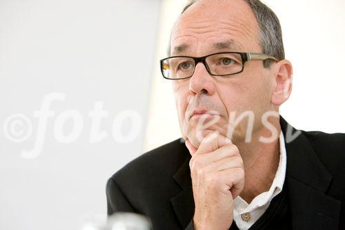 (C)fotodienst/Anna Rauchenberger -  Wien, am 25.08.2009 - Eine thermische Sanierung bedeutet aktiven Klimaschutz. Mit der kostenlosen Internetsoftware SanierungsCheck.at stellt die s Bausparkasse Interessenten ein beispielloses Onlineservice zur individuellen Berechnung des Sanierungsbedarfs für das Eigeneheim zur Verfügung. FOTO: Prof. Dr. Peter A. Bruck, Ph. D., Chairman of the Board, World Summit Award, ICNM, International Center for New Media