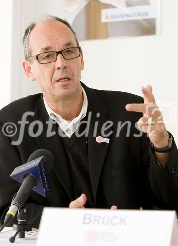 (C)fotodienst/Anna Rauchenberger -  Wien, am 25.08.2009 - Eine thermische Sanierung bedeutet aktiven Klimaschutz. Mit der kostenlosen Internetsoftware SanierungsCheck.at stellt die s Bausparkasse Interessenten ein beispielloses Onlineservice zur individuellen Berechnung des Sanierungsbedarfs für das Eigeneheim zur Verfügung. FOTO: Prof. Dr. Peter A. Bruck, Ph. D., Chairman of the Board, World Summit Award, ICNM, International Center for New Media