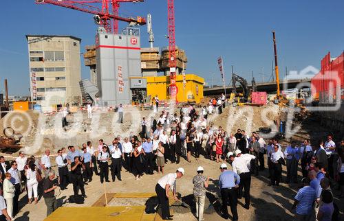 Zur feierlichen Grundsteinlegung für den Neubau auf dem Maag-Areal in Zürich West hatten
neben der Swiss Prime Site AG (Investor) und der HRS Real Estate AG (Totalunternehmen)
auch der künftige Mieter, das Wirtschaftsprüfungs- und Beratungsunternehmen Ernst &
Young, eingeladen. Ernst & Young wird das Gebäude als neuen Zürcher Firmensitz nutzen.
