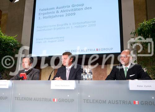 (C) www.annarauchenberger.com/Anna Rauchenberger- Wien 19.08.2009 - Im ersten Halbjahr 2009 sanken die Umsatzerlöse der Telekom Austria Group hauptsächlich aufgrund geringerer Erlöse im Segment Festnetz um 5,8%. Dies ist auf geringere Erlöse aus Wholesale, ein geringers Sprachvolumen sowie auf den Verkauf der Festnetz-Tochtergesellschaften in der Tschechischen Republik, der Slowakei sowie Polen zurückzuführen. FOTO v.l.: Hannes Ametsreiter, Vorstandsvorsitzender Telekom Austria Group, Hans Tschuden, Finanzvorstand, Telekom Austria, Peter Zydek Bereichsleiter Investor Relations, Telekom Austria