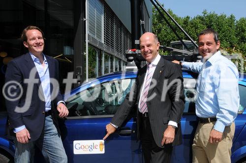 fotodienst/David Zehnder; Für die Privatsphäre der Horror, für den Spieltrieb im Büro das Paradies: Seit heute Morgen ist Googles Street View auch in der Schweiz online. Foto:v.l.n.r. Raphael Leiterlitz (Product Manager), Thomas Winkler (IT Manager Schweiz Tourismus) Wichtige Partner von Street View und Gianfranco Gaioder, Product Manager von Homegate.ch vor dem streetview auto