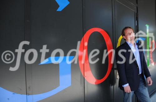 fotodient/David Zehnder; Für die Privatsphäre der Horror, für den Spieltrieb im Büro das Paradies: Seit heute Morgen ist Googles Street View auch in der Schweiz online. Foto: Raphael Leiterlitz/Product Manager Google