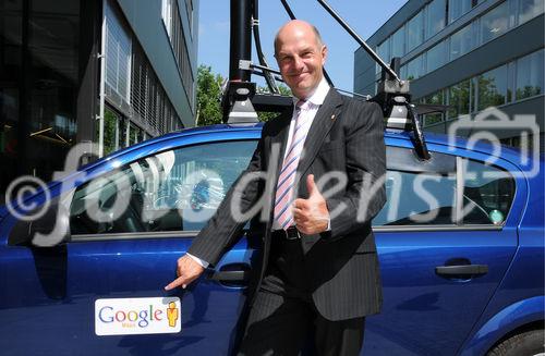 fotodienst/David Zehnder; Für die Privatsphäre der Horror, für den Spieltrieb im Büro das Paradies: Seit heute Morgen ist Googles Street View auch in der Schweiz online. Foto:Thomas Winkler/ IT Manager Schweiz Tourismus/ Wichtiger Partner/ vor Street View Auto