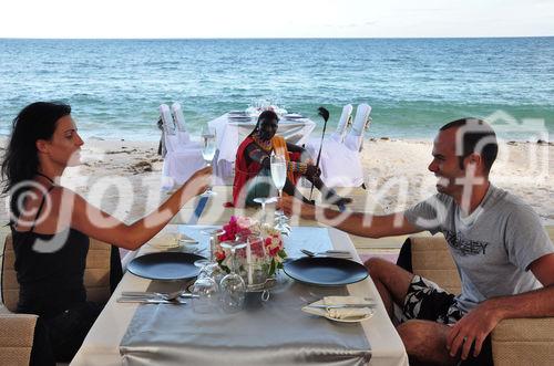 Gediegenes 5 Gang- Nachtessen am Strand und zuvor ein Cocktail im Maharaja Strand-Pavillon, so werden die Gäste des Diani Reef Hotels verwöhnt