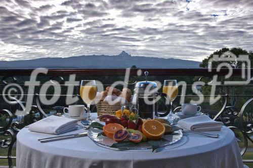 Herrlicher Panorama- Ausblick auf den zweithöchsten Gipfel Kenya's beim Frühstücksbuffet von der Veranda des Fairmont Mount Kenya Safari Club. Beautiful panoramic view to Mount Kenya from the Veranda of the Fairmont HOtel Mount Kenya Safari Club