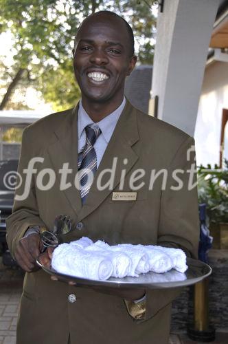 DBei Ankunft werden die Gäste der Fairmont Mount Kenya Safari Lodge mit Erfrischungstüchern begrüsst. Das Hotel zählt zu den besten Adressen für Safari-Gäste im Land 