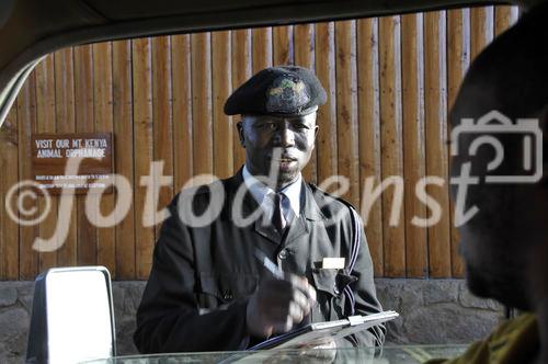 Der Wächter am eisernen Eingangstor des Fairmont Mount Kenya Safari Club zeigt, dass hier eine Auslese getroffen wird