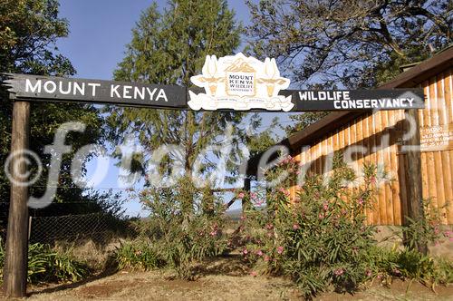 Das Eingangsportal zur legendären Mount Kenya Safari Lodge am Fuss des zweithöchsten Berges in Kenya