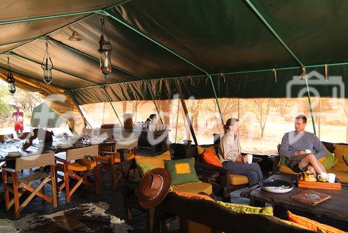 Das Gäste-Zelt im Mara Porini Camp in der Wildnis des Masaai-Landes bietet Platz für ein Dutzend Safari-Gäste.