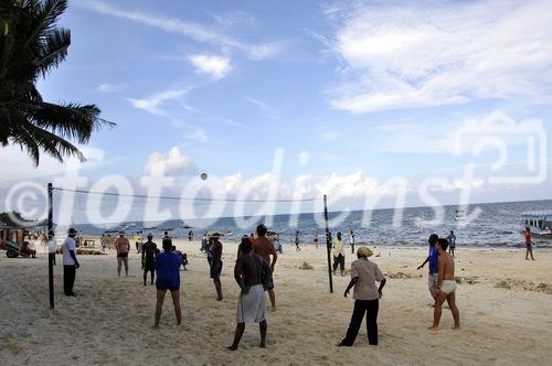 Viele Kenianer sind arbeitslos und haben kein Einkommen, da die Touristen noch nicht nach Mombasa zurückgekehrt sind nach den politischen Unruhen