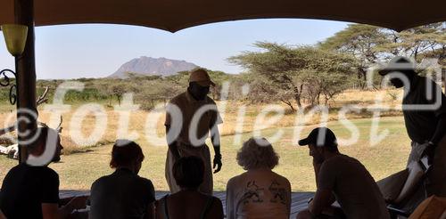 Auf Safari: Lagebesprechung vor dem Game Drive im Joy's Camp im Samburu Nationalpark. Der Wildhüter klärt die Safari-Gäste über das Sicherheitsprozedere und Verhalten im Busch auf