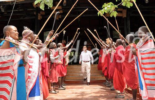 Grosses Tam-Tam für VIP's wie Diani Reef Resort Director Aman Bhandari im Hotel Diani Reef an der Südküste Mombasa. Camel-Welcome ceremony; Diani Reef Resort; Mombasa South Coast; Hotellerie; Luxus-Hotel; tourism; tourists; Touristen