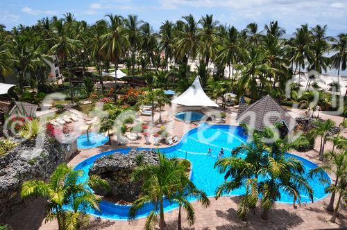 Badeferien-Gäste können sich bestens in der prächtigen Pool-Landschaft im Diani Reef Beach & Spa Resort Hotel an Mombasas Südküdste erholen. 