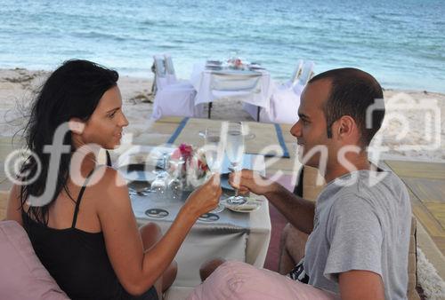 So lebt sich gut: Gediegenes 5 Gang- Nachtessen am Strand und zuvor ein Cocktail im Majaraja Strand-Pavillon. so werden die Gäste des Diani Reef Hotels verwöhnt