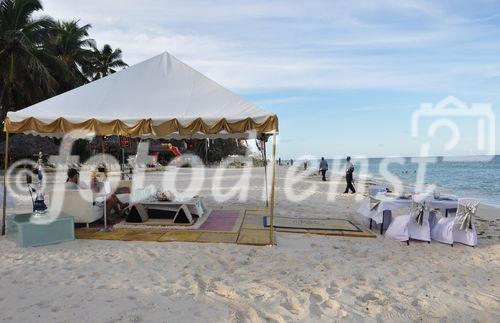 Erst ein Cocktail  dann ein gediegenes Fünf-Gang-Nachtessen am Strand im Majaraja Strand-Pavillon des Diani Reef Hotels in Mombasa, so lassen sich Badeurlauber gerne verwöhnen