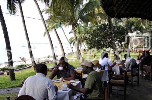 Was für ein Vergnügen: Frühstücksbuffet im Freien in der Severin Sea Lodge Mombasa mit Sicht auf den Strand und das Meer