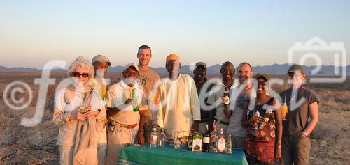 Genus pur in der Wildnis. Die Safari Gäste des Joy's Camp geniesst den Sonnenuntergang im Samburu Nationalpark mit einem Glas Champagner. Safari-guests and tourists are enjoying a sundowner in the wilderness of Samburu Nationalpark