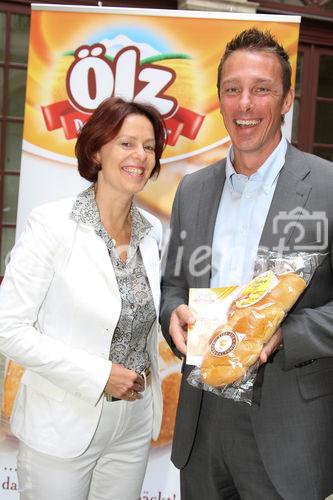 © fotodienst/Katharina Schiffl - Wien 12.08.2009 - Ölz Meisterbäcker: Als Erster ausschließlich Eier aus Bodenhaltung - Pressekonferenz mit Mag. Daniela Kapelari-Langebner, Geschäftsführerin Marketing & Vertrieb und Bernhard Ölz, Geschäftsführer Ölz Meisterbäcker