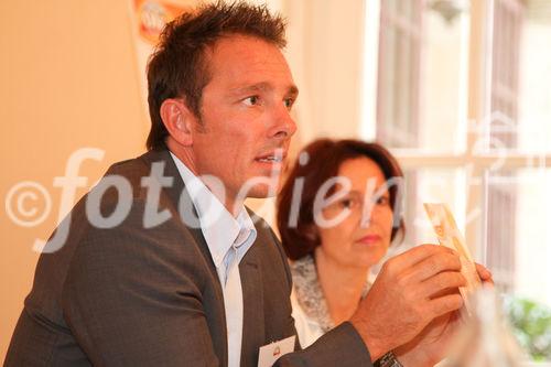 © fotodienst/Katharina Schiffl - Wien 12.08.2009 - Ölz Meisterbäcker: Als Erster ausschließlich Eier aus Bodenhaltung - Pressekonferenz mit Bernhard Ölz, Geschäftsführer Ölz Meisterbäcker und Mag. Daniela Kapelari-Langebner, Geschäftsführerin Marketing & Vertrieb