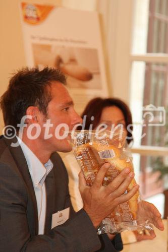 © fotodienst/Katharina Schiffl - Wien 12.08.2009 - Ölz Meisterbäcker: Als Erster ausschließlich Eier aus Bodenhaltung - Pressekonferenz mit Bernhard Ölz, Geschäftsführer Ölz Meisterbäcker und Mag. Daniela Kapelari-Langebner, Geschäftsführerin Marketing & Vertrieb