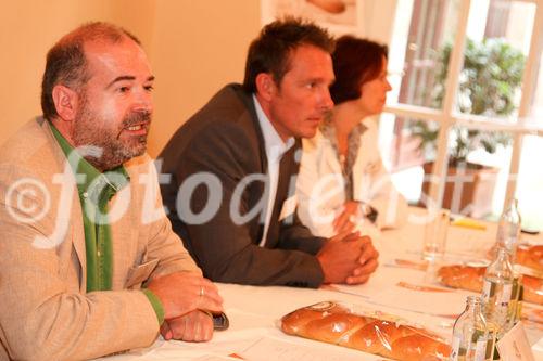 © fotodienst/Katharina Schiffl - Wien 12.08.2009 - Ölz Meisterbäcker: Als Erster ausschließlich Eier aus Bodenhaltung mit Helmut Dungler, Geschäftsführer Vier Pfoten, Bernhard Ölz, Geschäftsführer Ölz Meisterbäcker und Mag. Daniela Kapelari-Langebner, Geschäftsführerin Marketing & Vertrieb