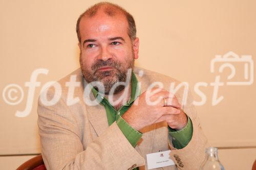 © fotodienst/Katharina Schiffl - Wien 12.08.2009 - Ölz Meisterbäcker: Als Erster ausschließlich Eier aus Bodenhaltung - Pressekonferenz mit Helmut Dungler, Geschäftsführer Vier Pfoten