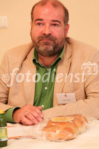 © fotodienst/Katharina Schiffl - Wien 12.08.2009 - Ölz Meisterbäcker: Als Erster ausschließlich Eier aus Bodenhaltung - Pressekonferenz mit Helmut Dungler, Geschäftsführer Vier Pfoten