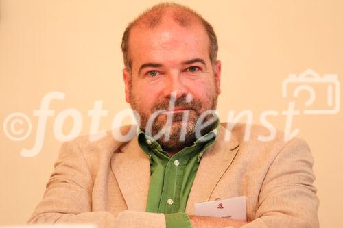 © fotodienst/Katharina Schiffl - Wien 12.08.2009 - Ölz Meisterbäcker: Als Erster ausschließlich Eier aus Bodenhaltung - Pressekonferenz mit Helmut Dungler, Geschäftsführer Vier Pfoten