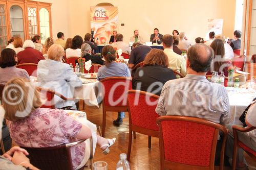 © fotodienst/Katharina Schiffl - Wien 12.08.2009 - Ölz Meisterbäcker: Als Erster ausschließlich Eier aus Bodenhaltung mit Helmut Dungler, Geschäftsführer Vier Pfoten, Bernhard Ölz, Geschäftsführer Ölz Meisterbäcker und Mag. Daniela Kapelari-Langebner, Geschäftsführerin Marketing & Vertrieb gut besucht