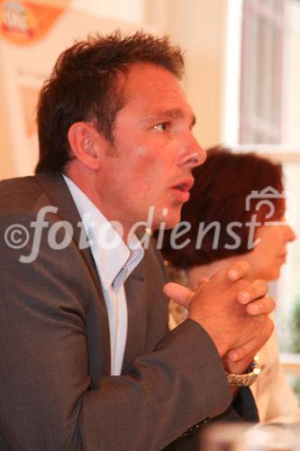 © fotodienst/Katharina Schiffl - Wien 12.08.2009 - Ölz Meisterbäcker: Als Erster ausschließlich Eier aus Bodenhaltung - Pressekonferenz mit Bernhard Ölz, Geschäftsführer Ölz Meisterbäcker und Mag. Daniela Kapelari-Langebner, Geschäftsführerin Marketing & Vertrieb