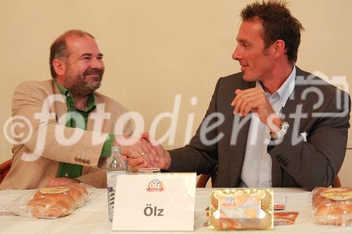 © fotodienst/Katharina Schiffl - Wien 12.08.2009 - Ölz Meisterbäcker: Als Erster ausschließlich Eier aus Bodenhaltung -Pressekonferenz - Helmut Dungler, Geschäftsführer Vier Pfoten bedankt sich bei Bernhard Ölz, Geschäftsführer Ölz Meisterbäcker