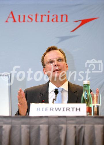 (C) fotodienst/Anna Rauchenberger - Wien 04.08.2009 - Die AUA (Austrian Airlines) präsentierten heute im Hotel Hilton die Ergebnisse des 1. Halbjahres 2009. Die Krise in der internationalen Luftfahrtindustrie hat sich im zweiten Quartal 2009 weiter verschärft. Dies spiegelt sich auch in den Ergebniszahlen der Austrian Airlines Group wieder. Austrian Airlines haben im ersten Halbjahr ein Periodenergebnis von minus 166,6 Millionen Euro erzielt. FOTO: Dr. Andreas Bierwirth, COO der Austrian Airlines